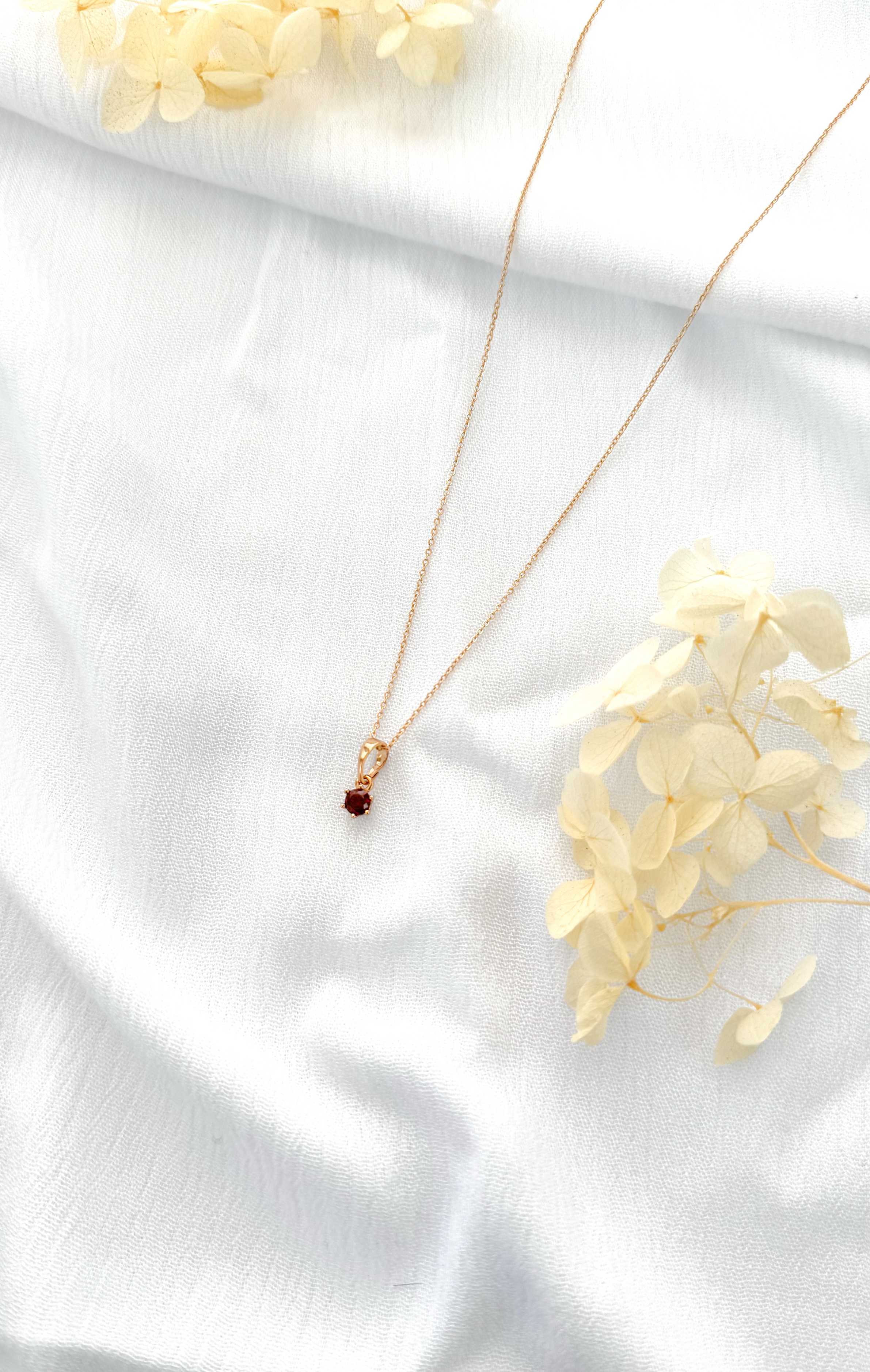 COLLAR PUNTO DE LUZ WINE RED
